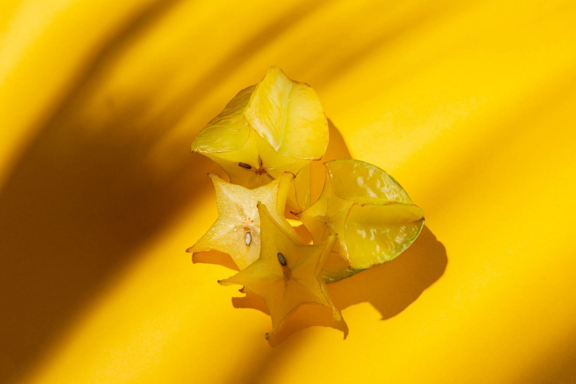 The benefits of starfruit include promoting heart health. (Photo via Freepik)